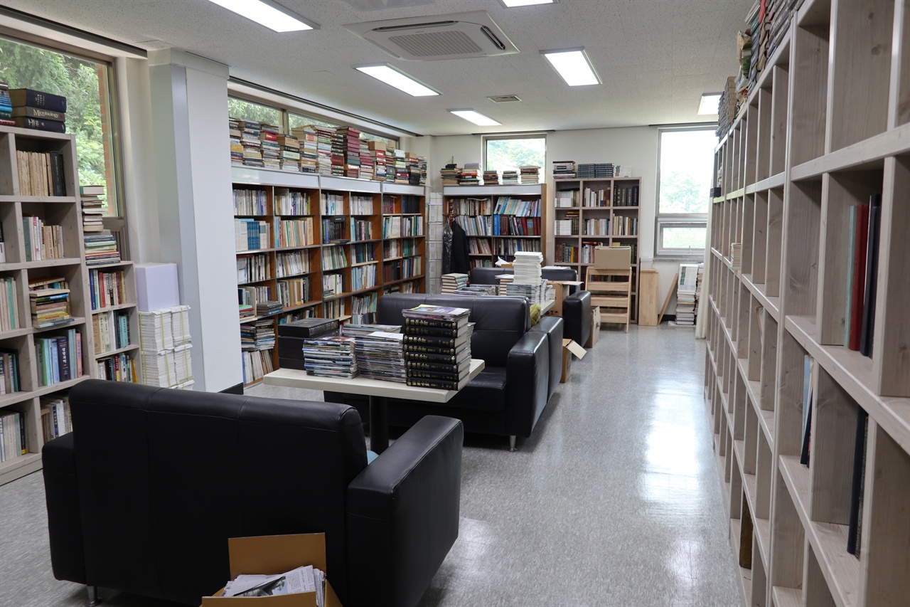 인문 사회과학 및 교양 도서가 가득한 열린도서관