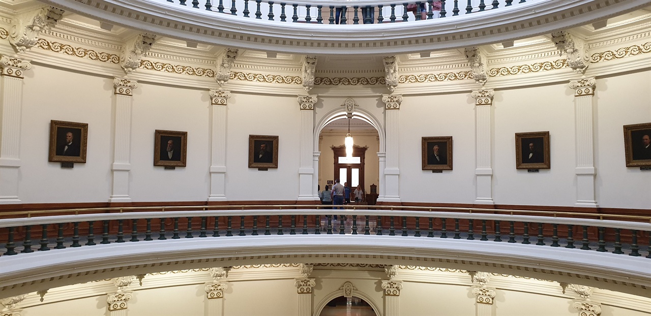 텍사스 공화국 대통령의 초상화와 주지사들의 초상화가 전시되어 있다.