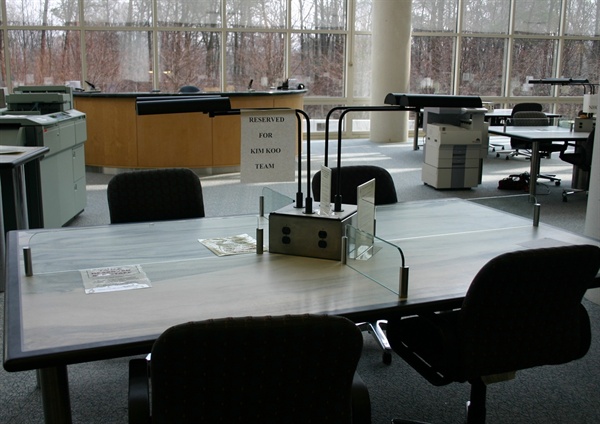 NARA 2층 자료실에 마련된 ‘Kimkoo Research’ 팀 좌석.