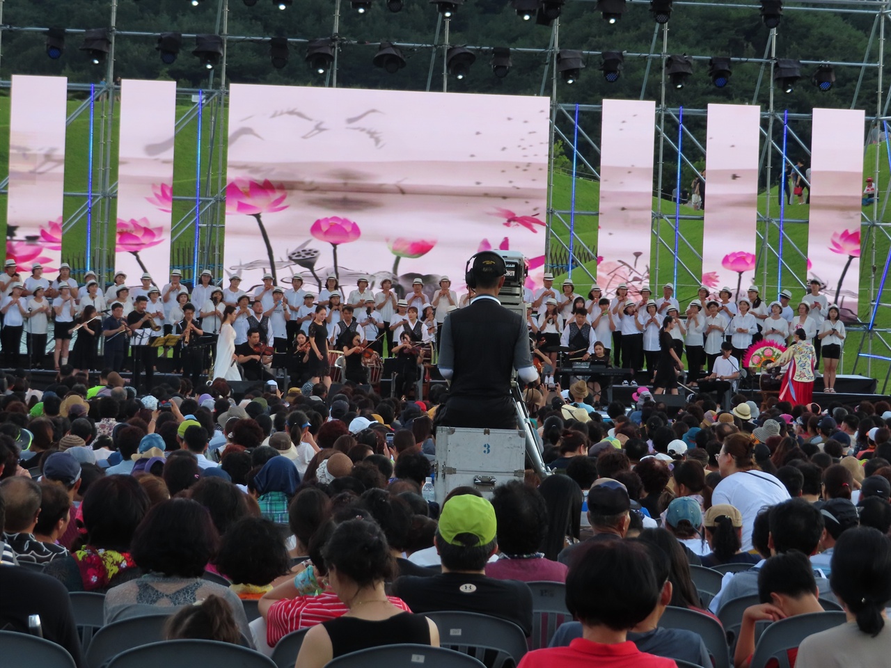 오카리나 합주 시 승격 70주년을 기념하여 열린 뮤직 페스티벌에서, 지역의 아고라와 10대부터 70대 시민들로 구성된 시민 오카리나 합주단이 공연하고 있다,