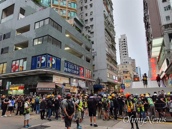 17일 오후 송환법 반대와 경찰 과잉진압을 규탄하는 행진을 하던 홍콩시민들이 몽콕경찰서앞에서 진압경찰과 대치하고 있다.