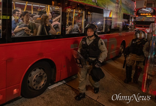 시위자 해산을 위해 투입된 경찰을 버스안 승객들이 지켜보고 있다.