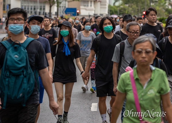 17일 오후 홍콩 호이샴 공원에서 송환법 반대와 시위 과잉진압을 규탄하는 홍콩시민들이 왐포아역을 향해 행진을 하고 있다.