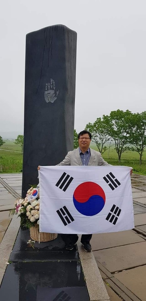 안중근 의사의 단지동맹 기념비에서 태극지 펼친 박종철 경상대 교수