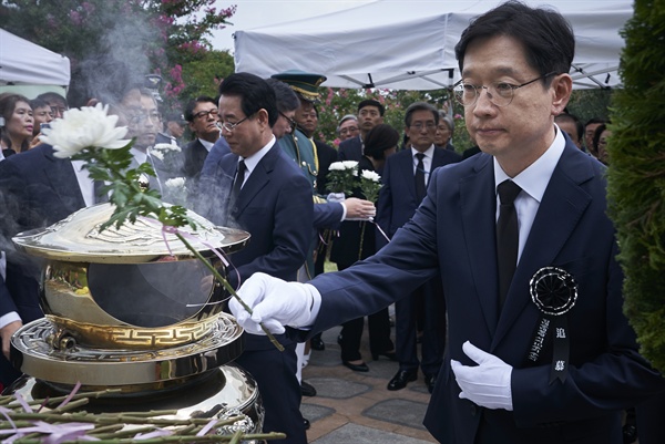 김경수 경남지사는 18일 현충원에서 열린 고 김대중 전 대통령 추도식에 참석해 헌화했다.