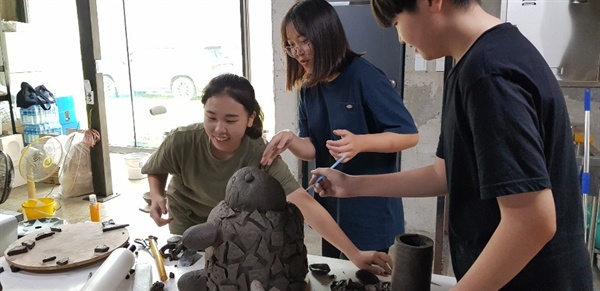 지난 17일 경기꿈의학교 '홈데코제작소 굿세라' 참여학생들이 거북이 도자조형물을 만들고 있다. 이천시 신둔면 예스파크에 위치한 문경오브제에서. 