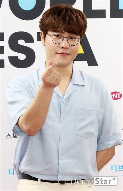 'K-소울 콘서트' 이현, 오늘 위해 깔끔하게! 가수 이현이 18일 오후 서울 방이동 올림픽공원 핸드볼경기장에서 열린 <2019 케이월드 페스타 ; K-소울 콘서트> 포토월에서 포토타임을 갖고 있다.