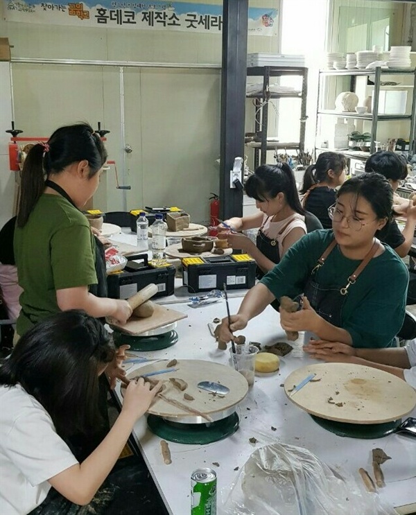 한국전통문화대학교 송혜림 학생도 '홈데코제작소 굿세라 꿈의학교'에서 도예 재능기부로 참여했다. 