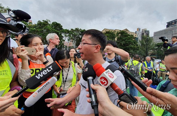 18일 오후 홍콩 빅토리아 공원에서 열린 송환법 반대 집회를 주최한 민간인권전선 Wong Yik Mo 부회장이 기자들과 인터뷰를 하고 있다.