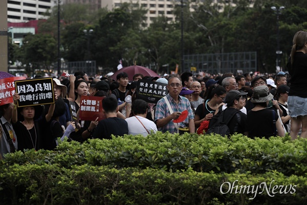 중국 정부의 강경진압 경고에도 불구하고 18일 오후 송환법에 반대하는 홍콩시민들이 빅토리아 공원을 가득 채워 집회를 성사시킨 뒤, 폭우 속에 거리행진을 하고 있다.