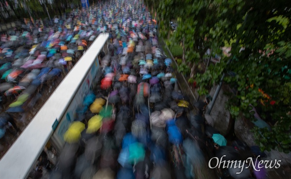 지난 8월 18일 오후 송환법에 반대하는 홍콩시민들이 빅토리아 공원을 가득 채워 집회를 하고 있다. 이들은 중국 정부의 강경진압 경고에도 불구하고 폭우 속 거리행진을 이어갔다.