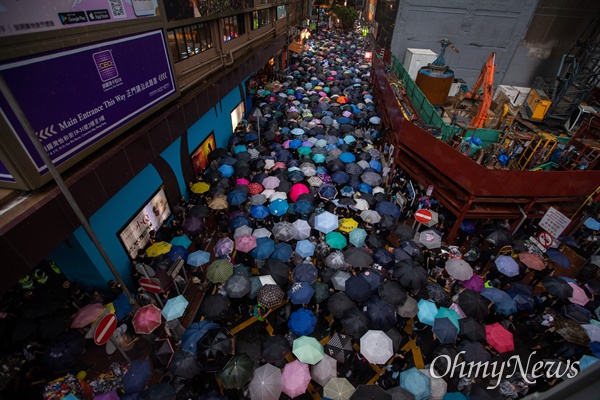 중국 정부의 강경진압 경고에도 불구하고 지난 8월 18일 오후 송환법에 반대하는 홍콩시민들이 빅토리아 공원을 가득 채워 집회를 성사시킨 뒤, 폭우 속에 거리행진을 하고 있다.
