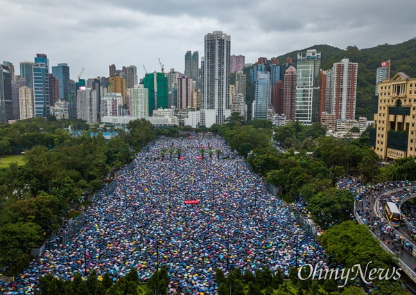 중국 정부의 강경진압 경고에도 불구하고 18일 오후 송환법에 반대하는 홍콩시민들이 빅토리아 공원을 가득 채우고 있다.
