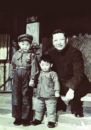 시진핑(왼쪽, 5세)과 시중쉰(45세). 1958년 사진. 
