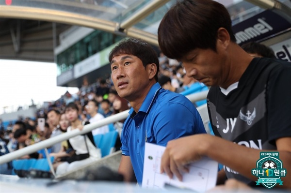  2019년 8월 18일 인천축구전용경기장에서 열린 K리그1 인천 유나이티드와 제주 유나이티드의 경기. 인천 유상철 감독의 모습.
