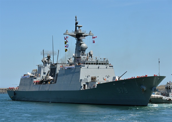 지난 2019년 8월 13일 청해부대 30진 강감찬함 장병들이 파병 임무를 위해 부산작전기지에서 해군 장병들의 환송 속에 출항하고 있다. (자료사진)