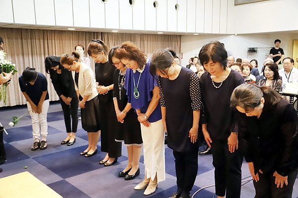 지난 18일 오후 도쿄 치요다구의 한국YMCA회관에서 열린 김대중 전 대통령 10주기 추도식에서 추모객들이 참배하고 있다.