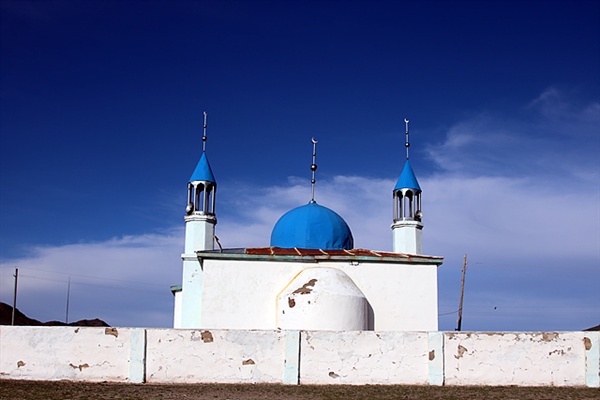 몽골 서쪽끝 올기에는 이슬람을 신봉하는  카자크족들이 살고 있다. 카자크인들이 다니는 이슬람사원 모습으로 칭기스칸이 몽골제국에  종교적 관용을 베푼 흔적이다