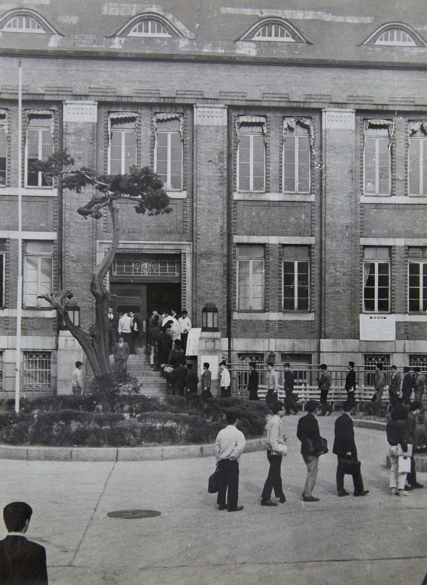 국립중앙도서관에 줄 서서 입장하는 이용자 1950년대까지 도서관 좌석을 차지하기 위해 이용자가 줄을 선 풍경은 한국이나 일본이나 마찬가지였다. 근대 도서관만 놓고 보면 한일 두 나라 도서관은 그 뿌리가 같다. 오늘날 일본 도서관에서 한국과 같은 ‘칸막이 열람실’을 찾아보기 힘든 건 왜일까? 