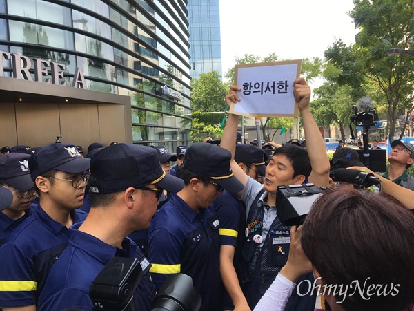 20일 전국금속노동조합 아사히비정규직지회 차헌호 지회장이 일본 대사관을 찾아 일본 기업인 아사히글라스의 손해배상 청구를 규탄하는 항의서한을 전달하려 했으나 경찰 병력에 가로막혔다.