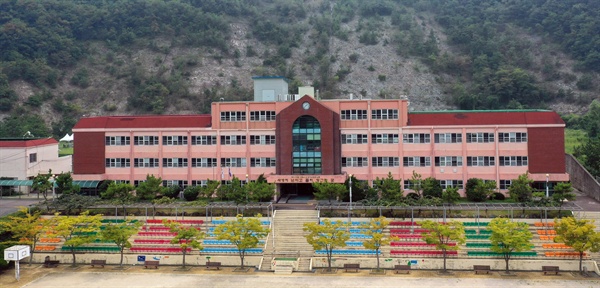 19일 오후 경남 창원시 진해구에 있는 웅동중학교. 이 학교는 조국 법무부 장관 후보자 집안이 소유한 학교법인 웅동학원 소유의 사립중학교다. 2019.8.19 