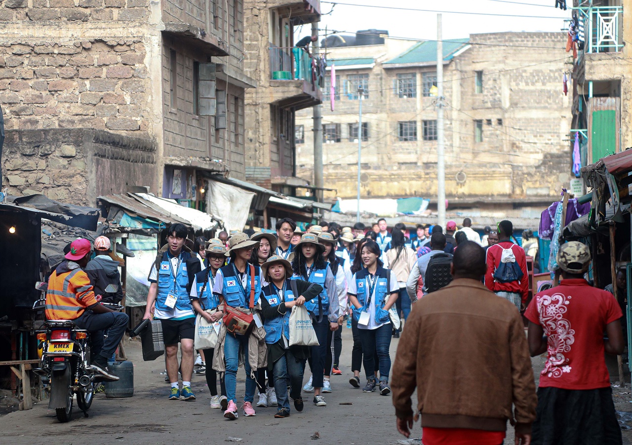 케냐 3대 슬럼가 마타레 지역을 방문 중인 UN 해비타트 한국위원회 청년대표단