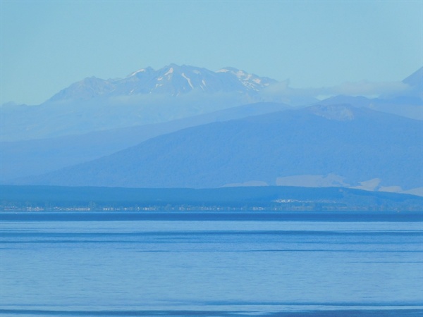 만년설이 뒤덮인 높은 산맥을 배경으로 끝이 보이지 않는 타우포 호수(Lake Taupo) 