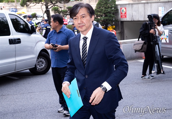 법무부 장관 후보자로 내정된 조국 전 청와대 민정수석이 21일 오전 서울 종로구 인사청문회 준비단이 마련된 사무실로 출근하고 있다. 