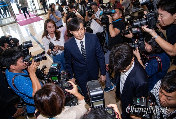 법무부 장관 후보자로 내정된 조국 전 청와대 민정수석이 21일 오전 서울 종로구 인사청문회 준비단이 마련된 사무실로 출근하고 있다. 
