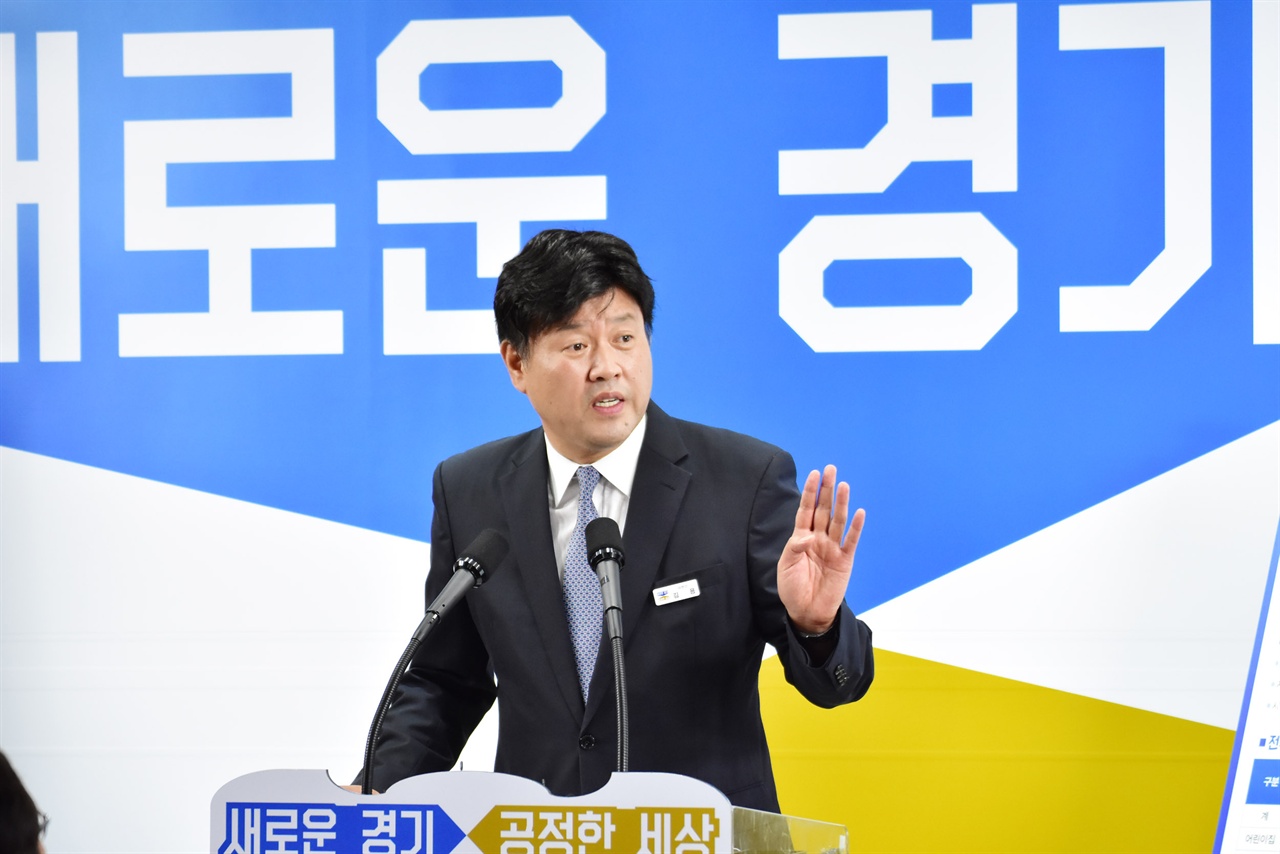 21일 ‘교육?복지시설 음용 지하수 이용실태 및 수질검사결과’ 발표 중인 김용 대변인