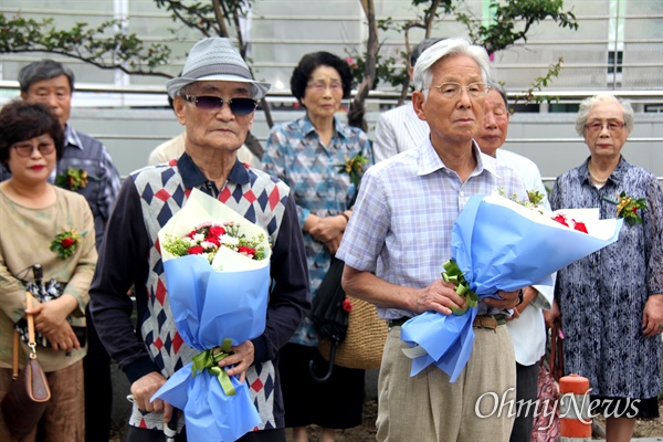 열린사회희망연대는 21일 창원마산 오동동문화광장 쪽에 있는 사회주의계열 독립운동가 김명시 장군의 생가터에서 친척인 외사촌 김재두, 친사촌 김형도씨한테 꽃다발을 전달했다.