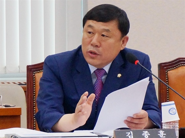 김종훈 의원이 국회에서 질의하고 있다. 김종훈 의원은 21일 자유한국당의 장외 조국 후보 때리기를 비판하고 국회 인사청문회를 요구했다
