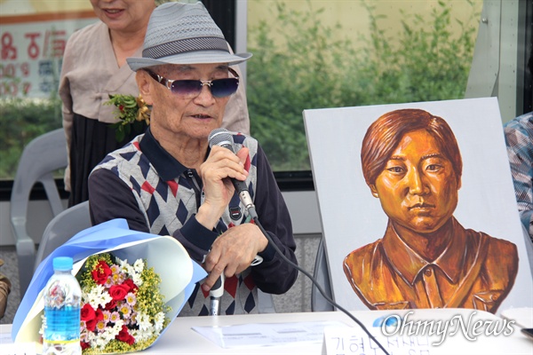 열린사회희망연대는 사회주의계열 독립운동을 벌였던 김명시 장군의 친척들이 참석한 가운데 21일 창원마산 오동동문화광장에서 기자간담회를 가졌다.