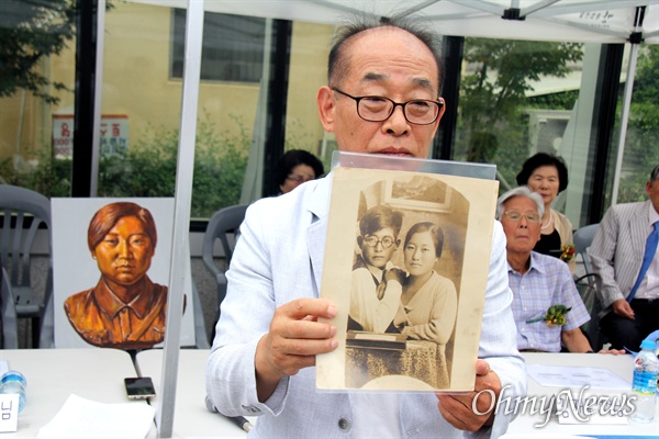 열린사회희망연대는 사회주의계열 독립운동을 벌였던 김명시 장군의 친척들이 참석한 가운데 21일 창원마산 오동동문화광장에서 기자간담회를 가졌고, 김영만 고문이 김명시 장군과 남동생 김형윤 선생의 젊었을 때 모습이 담긴 사진을 공개했다.