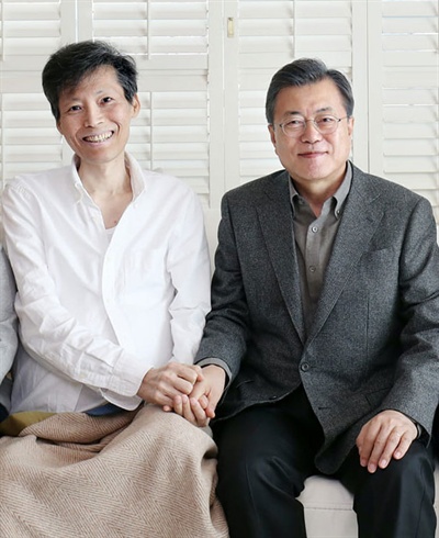 지난 2월 이용마 MBC 기자와 문재인 대통령이 함께 찍은 사진. 