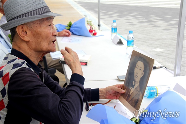 8월 21일 창원마산 오동동문화광장에서 열린 '김명시 장군 친족 기자간담회에서 김명시 장군의 친사촌인 김형도(91)씨가 김명시 장군의 오빠인 김형선 사회주의계열 독립운동가의 사진을 들어 보이며 설명하고 있다.