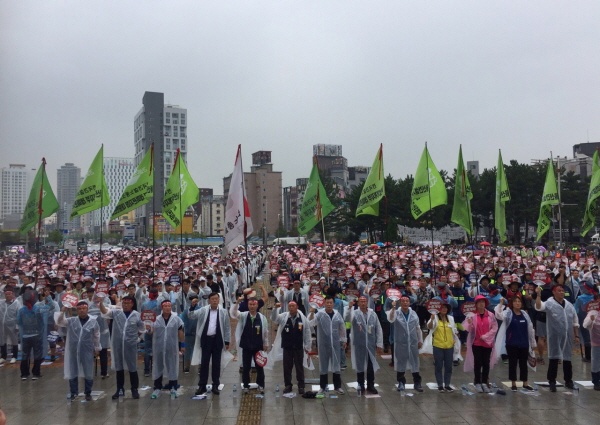 울산총파업대회가 21일 오후 3시부터 울산태화강역 광장에서 주최측 추산 4천여명의 노동자가 참석한 가운데 열렸다.