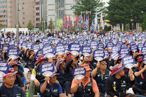 울산총파업대회가 21일 오후 3시부터 울산태화강역 광장에서 주최측 추산 4천여명의 노동자가 참석한 가운데 열렸다.