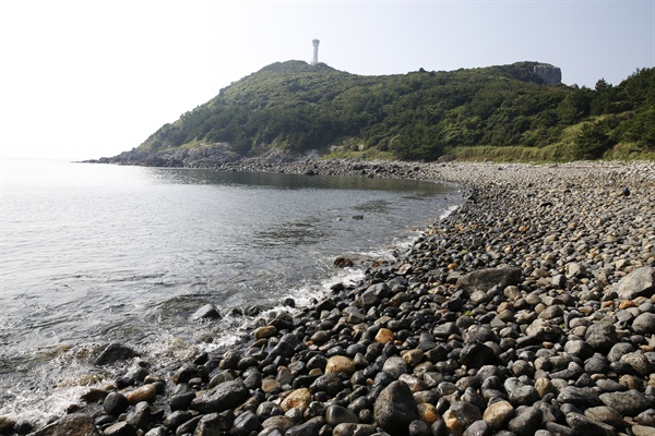 거문도 몽돌해변에서 본 녹산등대 풍경. 녹산등대는 거문도등대와 함께 거문도여행을 대표하는 관광지다.