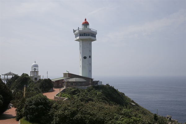 동백숲터널을 지나서 만나는 거문도등대. 왼쪽에 있는 작은등대가 1905년에 세워진 것이다. 지금은 오른쪽의 큰 등대가 불빛을 밝히고 있다.