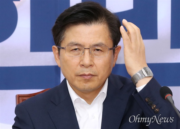 자유한국당 황교안 대표가 22일 오전 국회에서 열린 최고위원회의에서 생각에 잠겨 있다. 