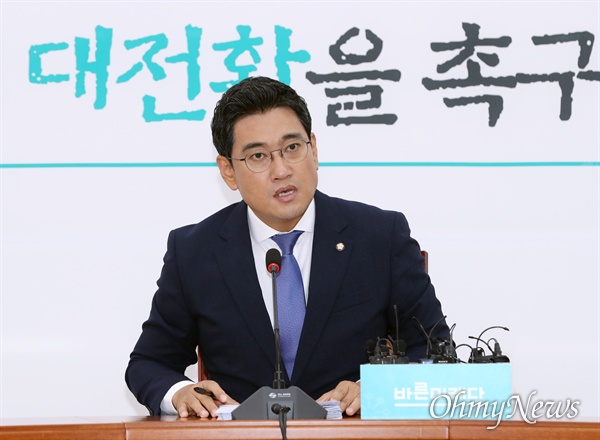 바른미래당 오신환 원내대표가 22일 오전 국회에서 취임 100일 기자회견을 하고 있다. 