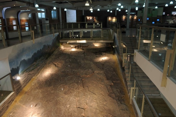 가진리 경남과학 교육원 화석전시관은 국내에서 화석산지 원형보존의 우수사례로 손 꼽힌다.