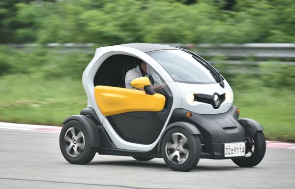 로노삼성자동차의 초소형 전기차 '트위지'가 태백 스피드웨이 서킷을 달리고 있다.