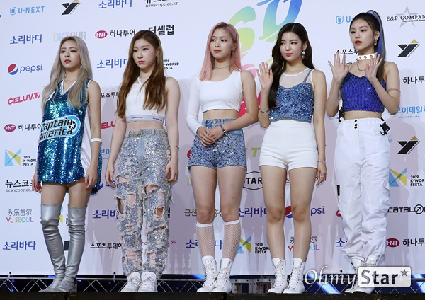 ITZY, 소리바다 첫 나들이! ITZY(있지. 예지, 리아, 류진, 채령, 유나)가 22일 오후 서울 올림픽공원 올림픽홀에서 열린 <2019 소리바다 베스트 케이뮤직 어워즈> 포토월에서 포토타임을 갖고 있다.