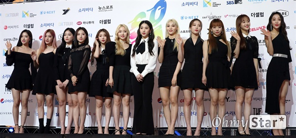 '이달의 소녀' 일년 열두달 소녀들 이달의 소녀가 22일 오후 서울 올림픽공원 올림픽홀에서 열린 <2019 소리바다 베스트 케이뮤직 어워즈> 포토월에서 포토타임을 갖고 있다.