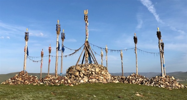           몽골 수도 울란바타르 남서쪽 모린두 부근 마을에 있는 오보입니다. 몽골이나 시베리아 사먼들은 텡그리라는 특별한 공간에 기둥을 세우고 신과 교통하는 곳으로 여겼습니다.