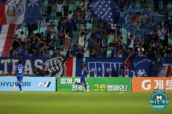  2019년 6월 23일 전주월드컵경기장에서 열린 K리그1 전북 현대와 수원 삼성의 경기. 수원의 타가트가 득점 후 세리머니하고 있다.
