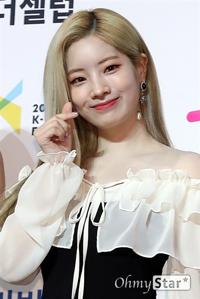 '트와이스' 다현, 귀요미 하트 트와이스의 다현이 22일 오후 서울 올림픽공원 올림픽홀에서 열린 <2019 소리바다 베스트 케이뮤직 어워즈> 포토월에서 포토타임을 갖고 있다.