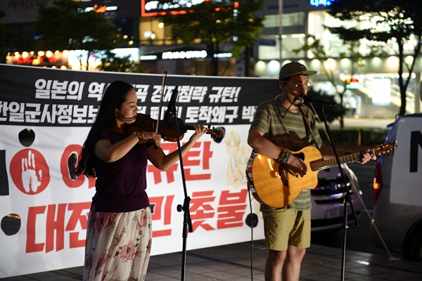 어쿠스틱 머신이 바이얼린 연주와 함께 노래 공연을 펼치고 있다.